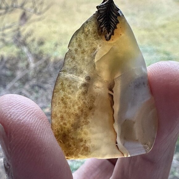 VTG Agate Stone Pendant 1.5" Painted Bird Perched Brass Tone Accent Leaf Signed - Picture 4 of 6